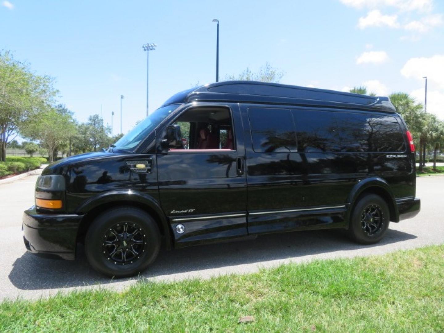 2018 Black /Red GMC Savana G2500 Cargo (1GTW7AFG9J1) with an 6.0L V8 OHV 16V FFV engine, 6A transmission, located at 4301 Oak Circle #19, Boca Raton, FL, 33431, (954) 561-2499, 26.388861, -80.084038 - Photo#8